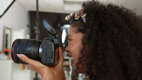 Sonrisa-De-Mujer-Negra,-Moda-Y-Fotógrafa