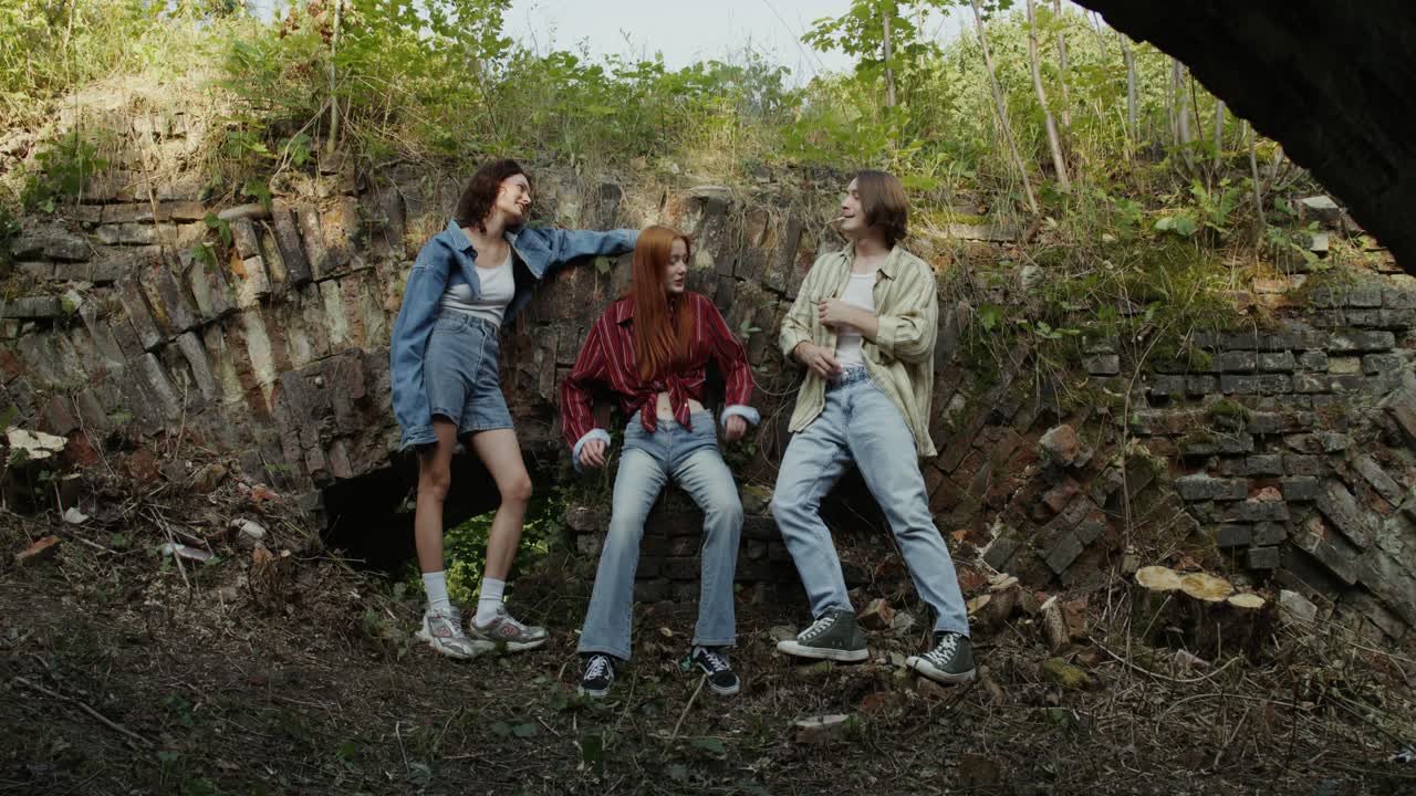 amigos disfrutando del tiempo juntos en las ruinas