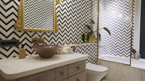 Diseño-De-Baño-Elegante-Y-Elegante-Con-Un-Patrón-De-Pared-De-Chevron-En-Blanco-Y-Negro