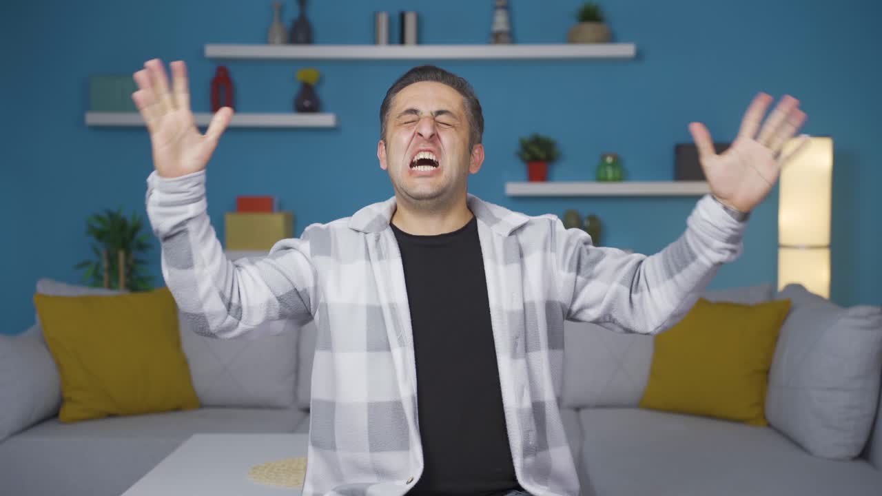 분노로 폭발하는 남자.