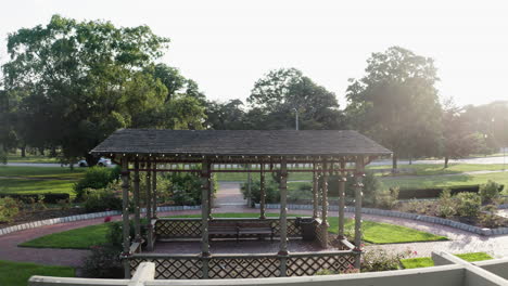 Vista-Lateral-De-La-Glorieta-Del-Jardín-De-Rosas-En-El-Parque-Roger-Williams