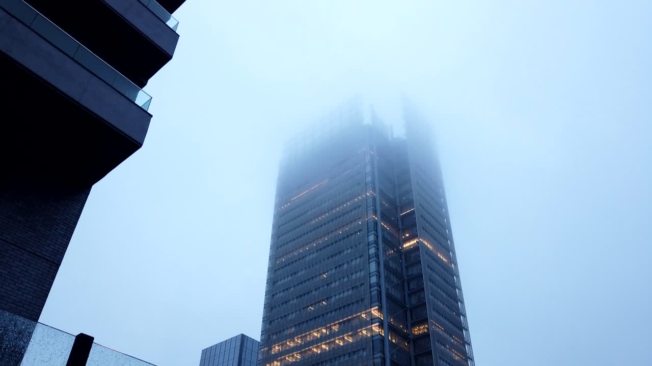lapso de tiempo de la niebla matutina que cubre la parte superior de un edificio ubicado en la avenida 8 en la ciudad de nueva york
