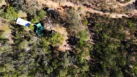 Excursionistas-En-El-Monte-Byron,-Una-Localidad-Rural-Y-Montaña-En-La-Región-De-Somerset---Queensland,-Australia---Tiro-Descendente-De-Arriba-Hacia-Abajo,-Drone-Aéreo