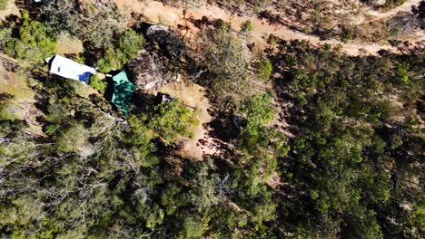 excursionistas en el monte byron, una localidad rural y montaña en la región de somerset - queensland, australia - tiro descendente de arriba hacia abajo, drone aéreo