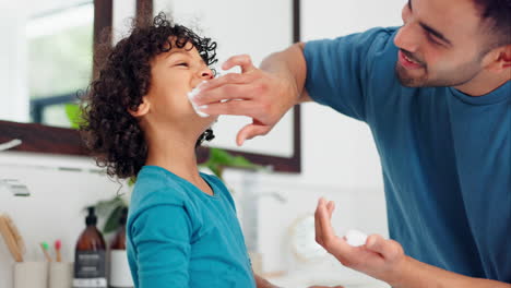 padre, hijo y crema de afeitar en la cara