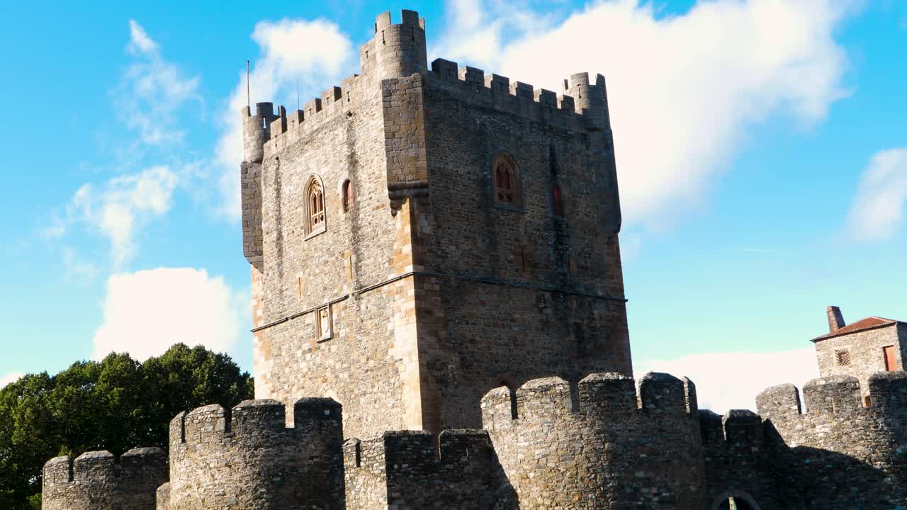 статический снимок средневекового замка в историческом центре браганзы, португалия