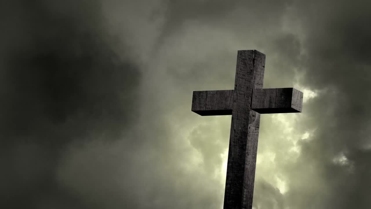 나무 크리스천과 폭풍우 구름의 애니메이션이 하늘을 배경으로 움직입니다.