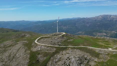 turbina eólica de montaña de gerês que captura la energía renovable de portugal sostenible