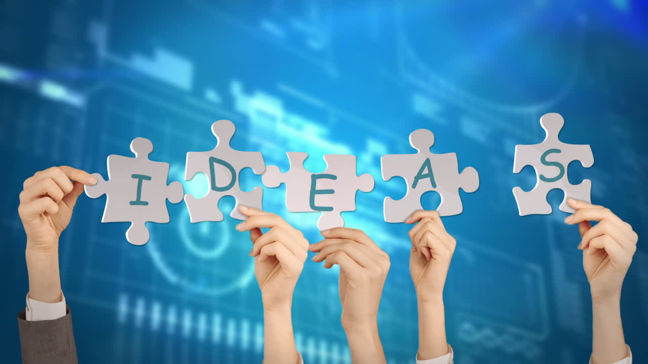 manos sosteniendo piezas de rompecabezas