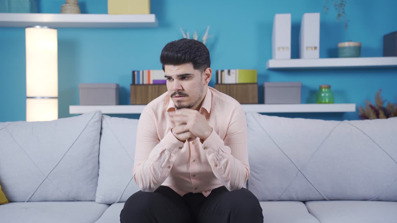 걱정되고 불행한 젊은이.