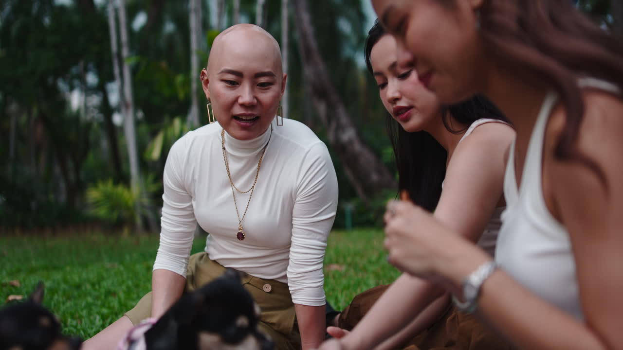 Teman-teman menikmati piknik di taman bersama seekor anjing