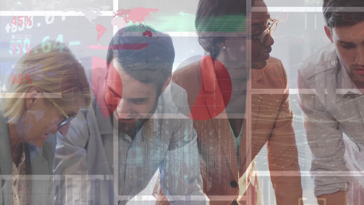 animación del procesamiento de datos financieros sobre diversas personas de negocios que trabajan en la oficina