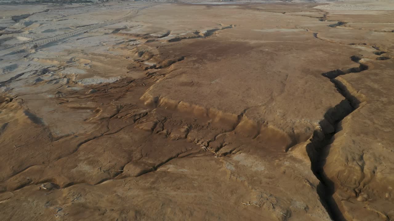 gran grieta de piedra marrón del desierto en el suelo, disparo de drones
