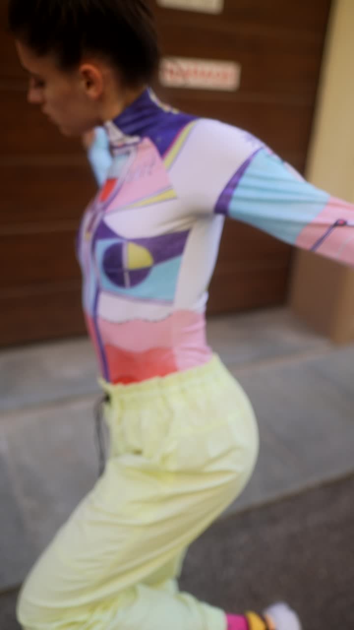 donna elegante in abiti da strada colorati