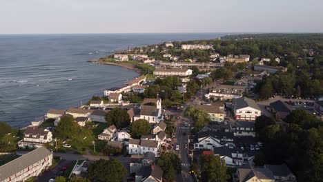 Luftaufnahme-Des-Badeortes-Ogunquit,-Maine,-USA,-Mit-Atemberaubendem-Meeresstrand,-Urlaubsziel