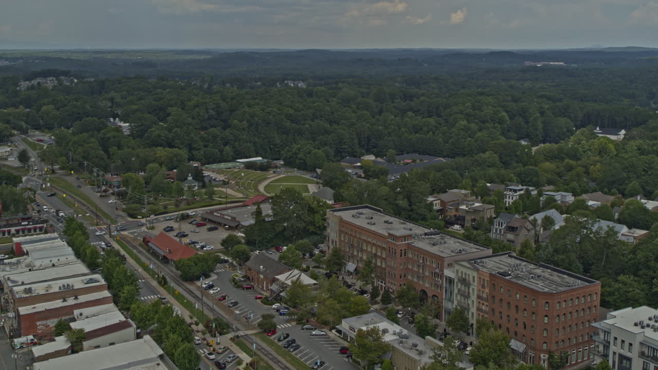 woodstock georgia antena v2 ojo de pájaro inclinado hacia arriba toma de calle, barrio suburbano y bosque salvaje - dji inspire 2, x7, 6k - agosto de 2020
