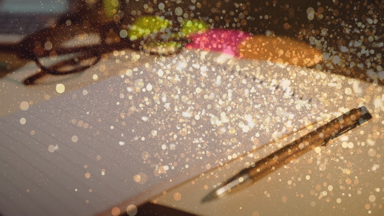 노트북과 펜 위에 있는  ⁇  반점의 애니메이션