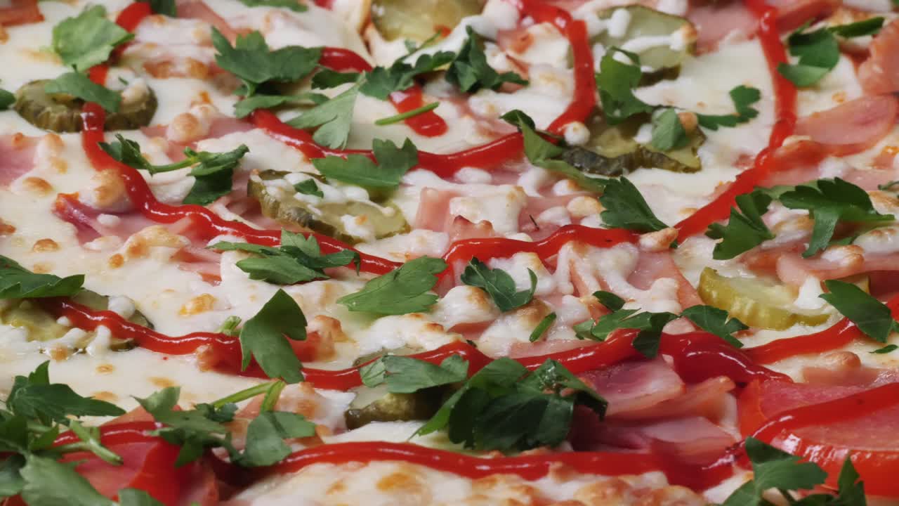 햄과 피클 피자의 클로즈업