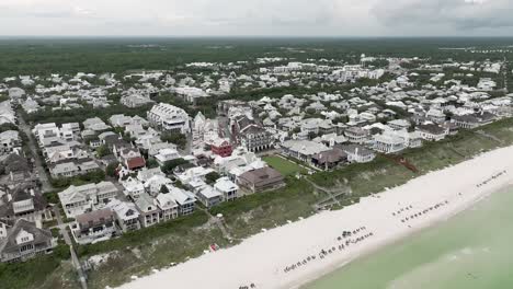 Amplia-Vista-Completa-Movimiento-De-Giro-Lento-De-La-Ciudad-De-Rosemary-Beach,-Verde-Occidental-Con-Frente-A-La-Playa