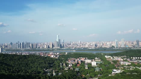 Green-Mountains-and-the-Metropolis-Beyond:-A-Breathtaking-Contrast-of-Nature-and-Cityscape