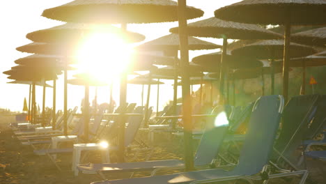 Playa-Con-Tumbonas-Bajo-La-Cálida-Luz-Dorada-Del-Sol.