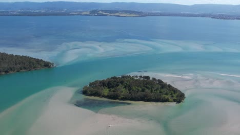 Pullback-from-Cudgeree-Island-tilts-up-to-showcase-grand-beauty-of-the-coast-near-Windang