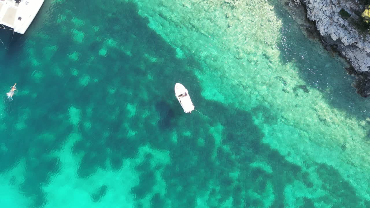 barcos navegan alrededor de las islas paklinski, croacia, capturado desde arriba con las aguas azules claras del mar adriático a la vista