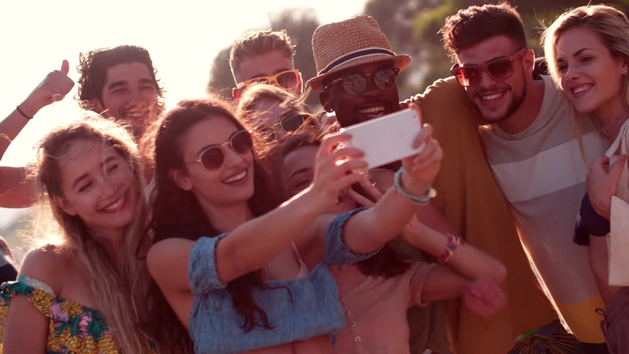 Giovani amici hipster multietnici che si scattano selfie durante le vacanze estive su un'isola