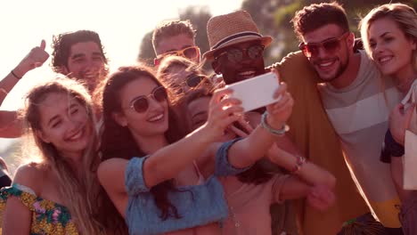 jóvenes amigos hipsters multiétnicos tomando selfies en las vacaciones de verano de la isla