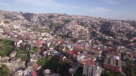 avión volando sobre la ciudad de valparaíso en un día soleado en chile