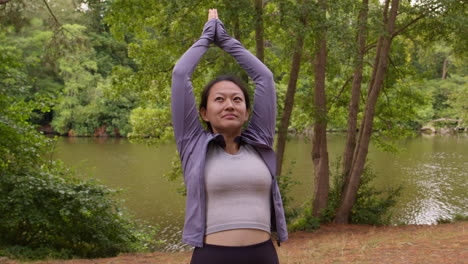 Frau-In-Sportkleidung-Macht-Yoga-Stretching-Im-Wald-Am-See-Oder-Fluss-Und-Genießt-Die-Ruhe-Und-Schönheit-Der-Natur