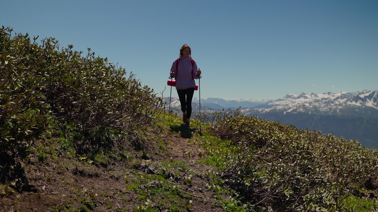 Mujer, excursión, en, montañas