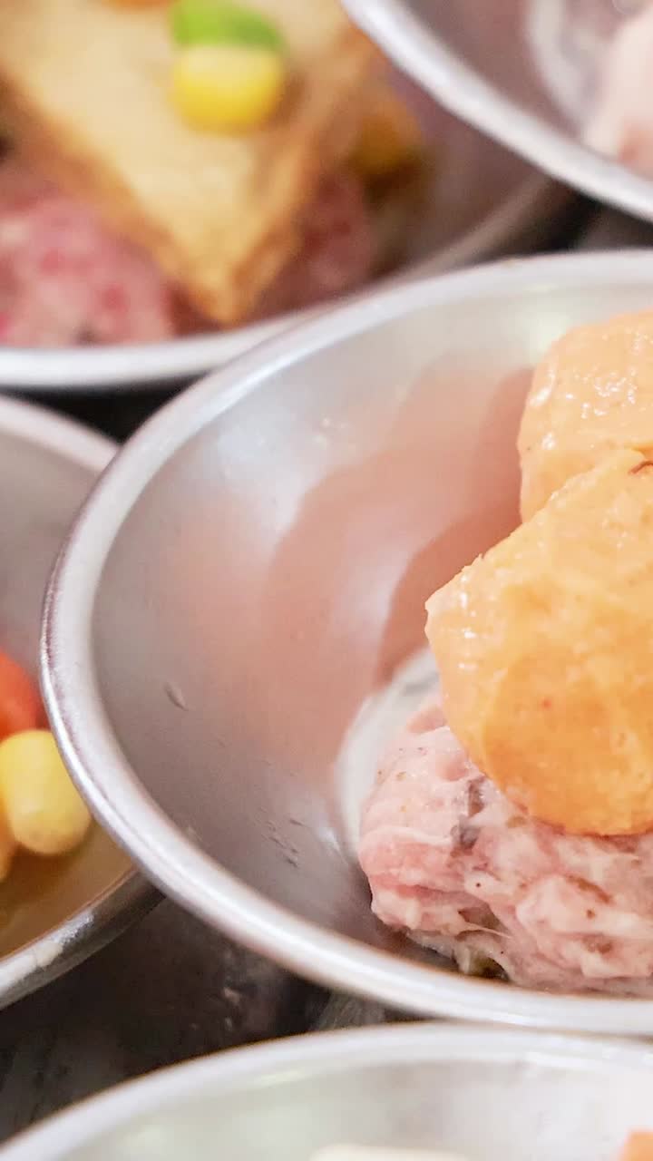 화려한 재료와 전통적인 태국 맛을 선보이는 활기찬 푸켓 시장에서 다양한 섬 요리의 활기찬 전시