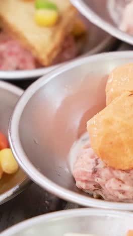 una vibrante exhibición de diversos platos de dim sum en un bullicioso mercado de phuket, mostrando ingredientes coloridos y sabores tradicionales tailandeses