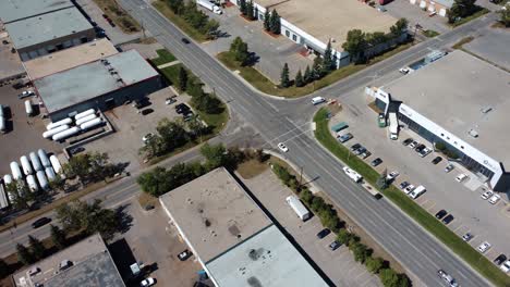 Drohnenaufnahme-Der-Belebten-Kreuzung-In-Calgary-Im-Sommer