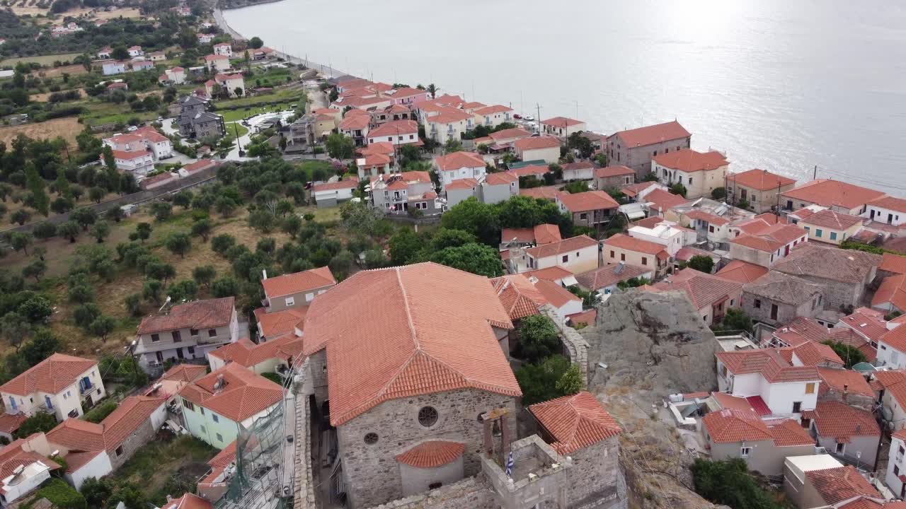 페트라 마을과 에게 해를 둘러싼 바위 꼭대기에 있는 그리스 정교회 성모 마리아 성당 테라스, 레스보스