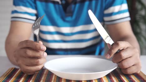 plato vacío con tenedor y cuchillo