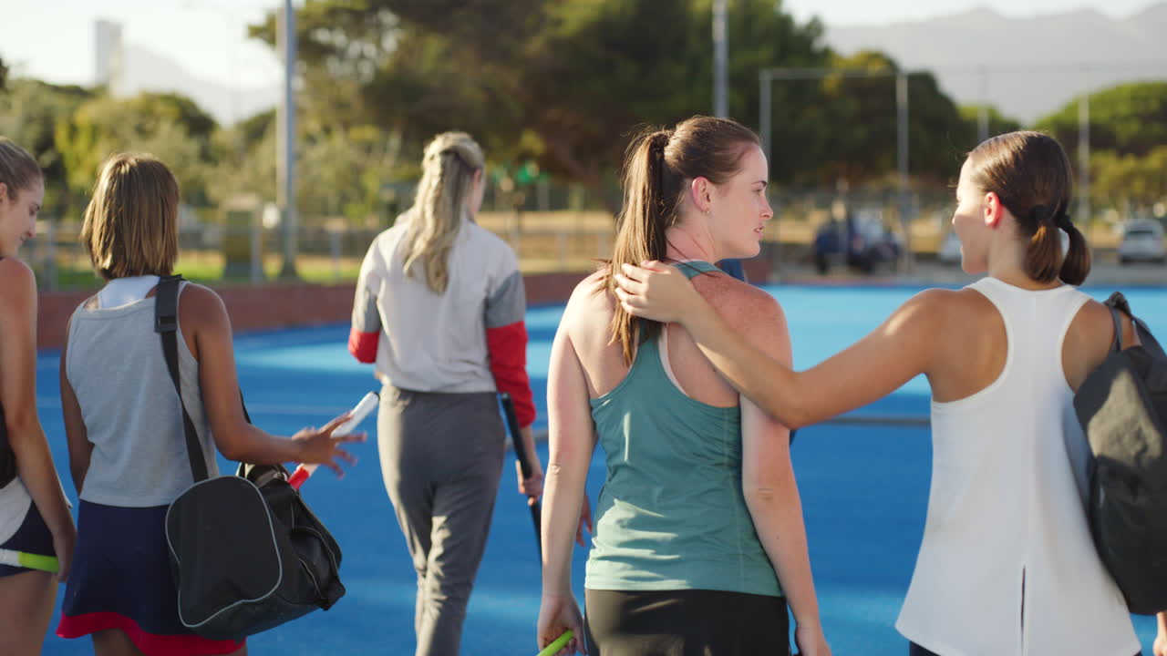 vista trasera de un grupo de hockey femenino activo en forma