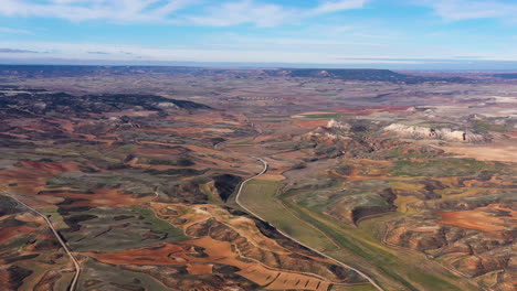 Cañón-Paisaje-Zona-Rural-España-Verano-Vista-Aérea-Suelo-Rojo-Provincia-De-Soria