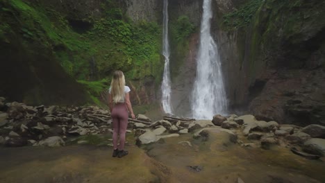 Mujer-Rubia-En-Forma-Visitando-La-Cascada-Catarata-Del-Toro-En-El-Antiguo-Cráter-Del-Volcán