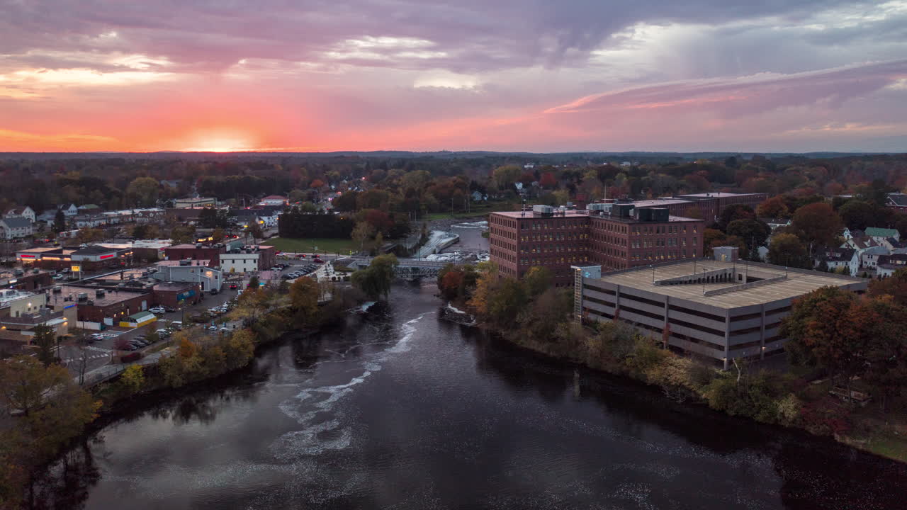 Spettacolare Timelapse Aerea di Westbrook, Maine e del Fiume Presumpscot