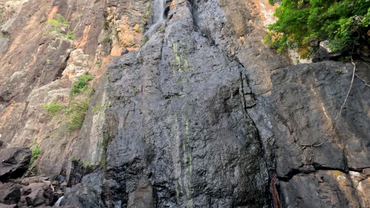 una cascada que fluye por un acantilado rocoso