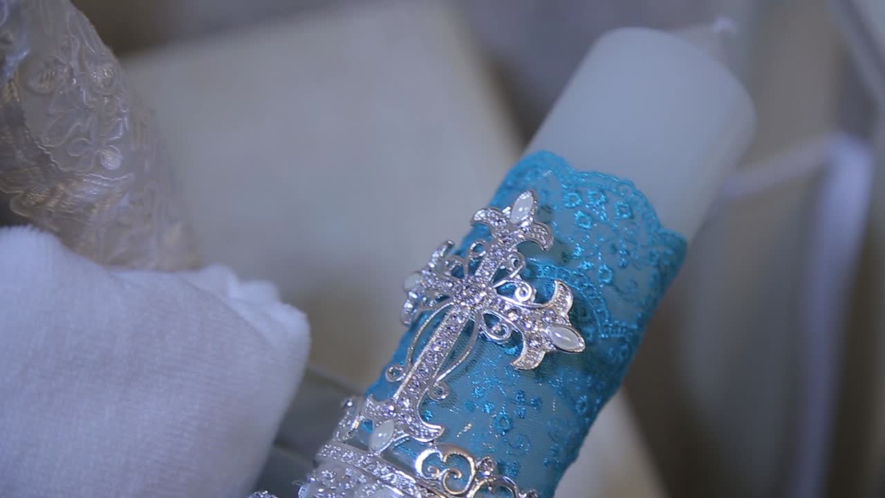 vela decorativa de azul azulado y plata