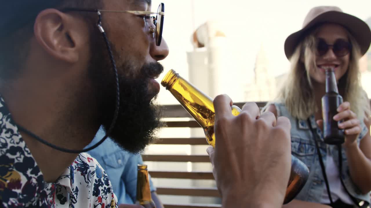 amigos adultos jóvenes pasando el rato en un techo