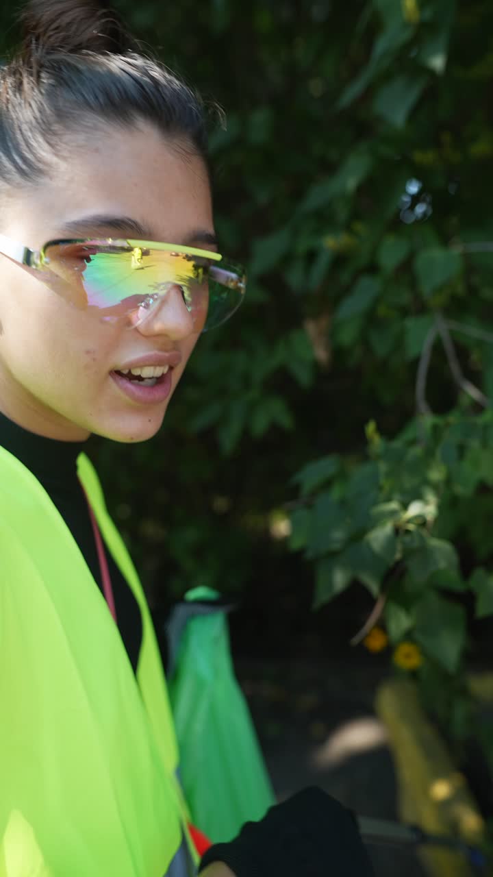 voluntarios de la comunidad limpiando un parque