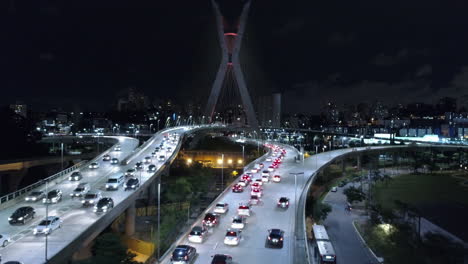 vista aérea del puente estaiada y el tráfico, por la noche, sao paulo, brasil