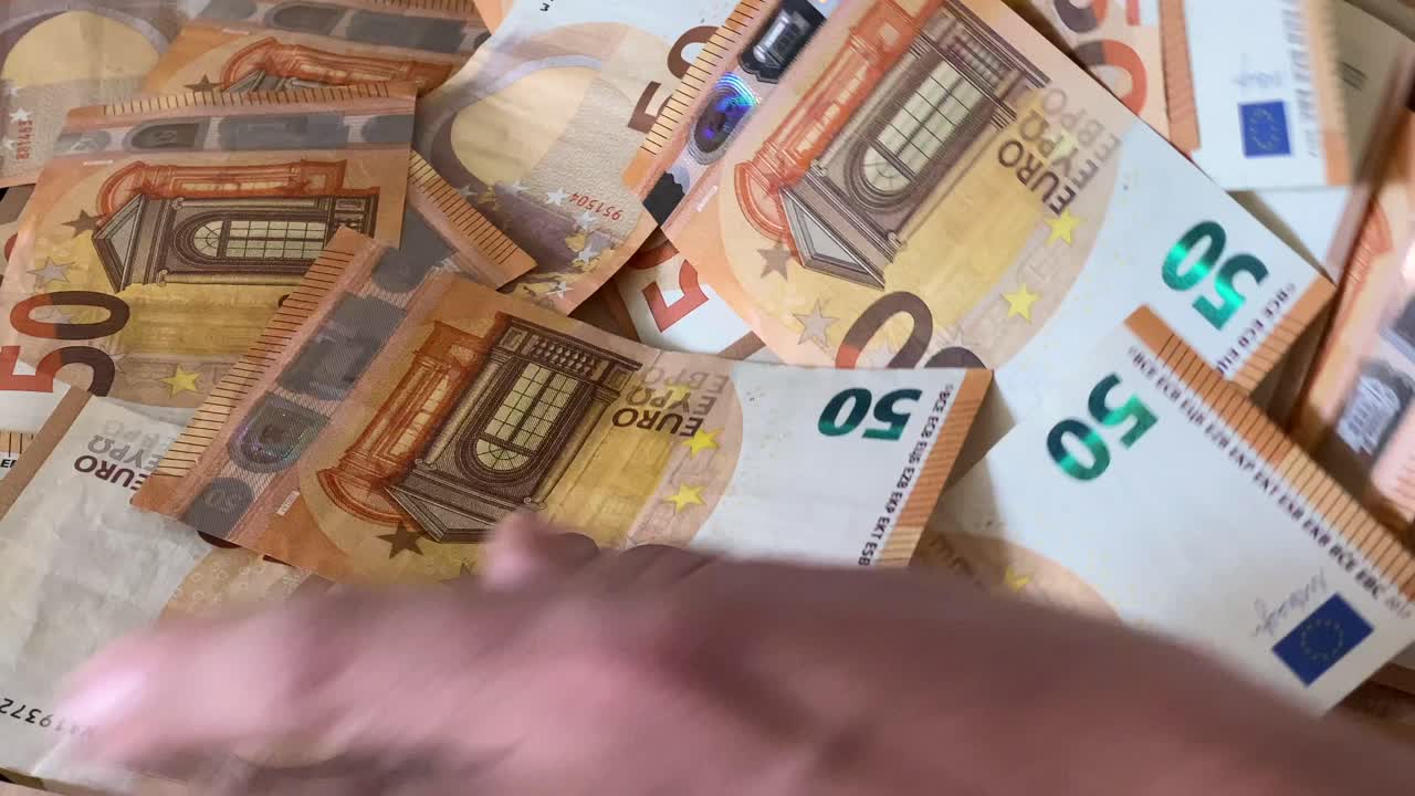 banconote da 50 € adagiate in abbondanza su un tavolo