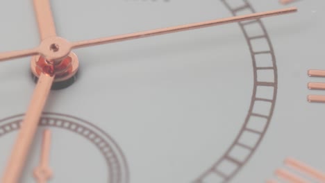 reloj de muñeca analógico manos macro de cerca. disparo deslizante, tiempo real, sin personas, ampliación 1: 1