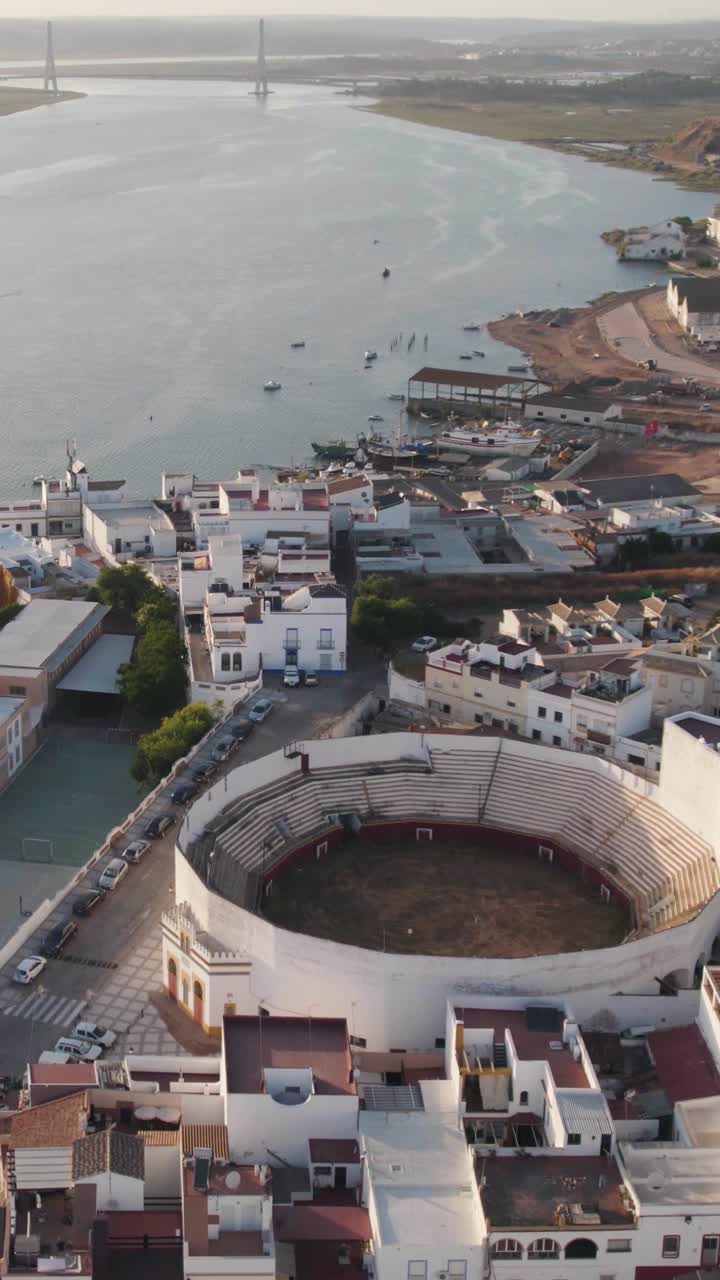 Vertikale Luftaufnahme, die die Stierkampfarena Plaza de Toros im maurischen Stil in Ayamonte, Huelva, S\[FC]dspanien zeigt