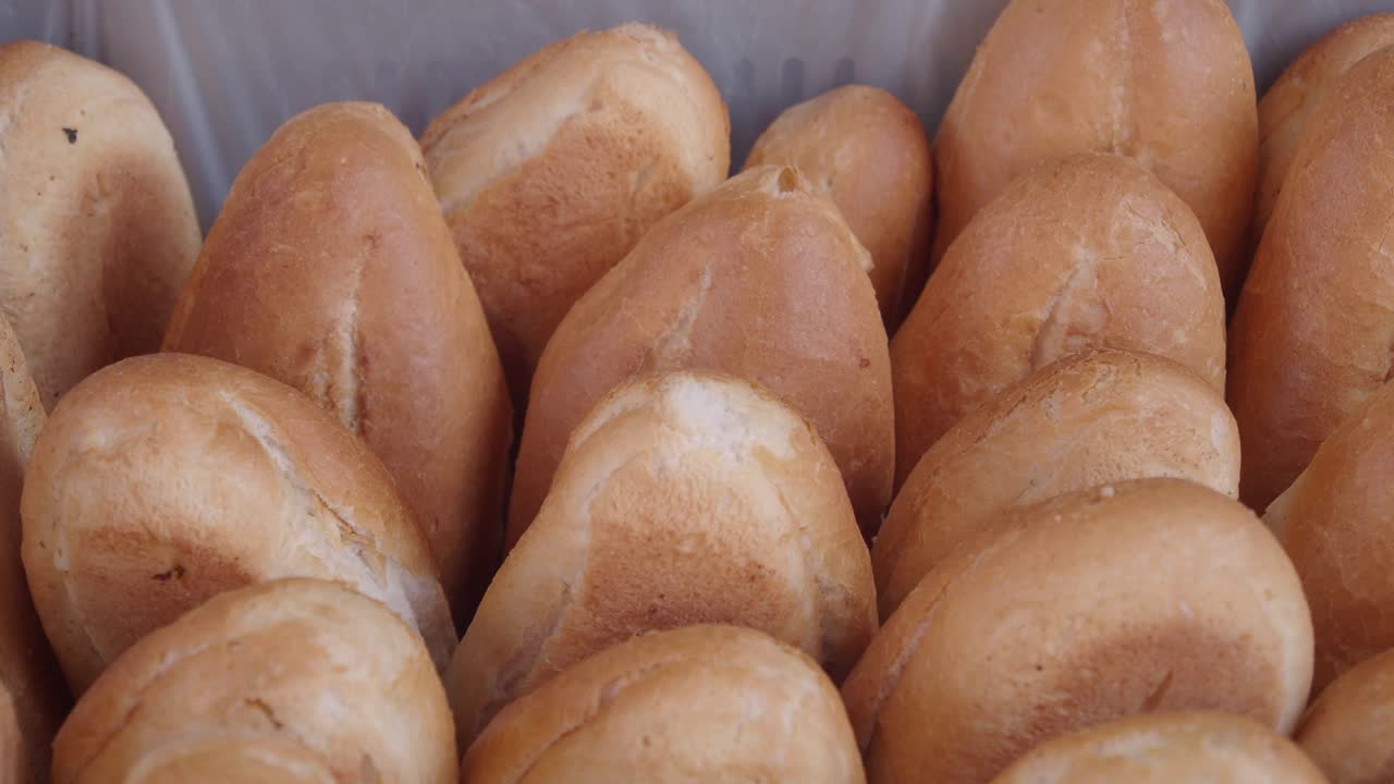 muchos rollos marrones dorados en una canasta